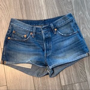 LEVIS 501 BLUE JEAN SHORTS.